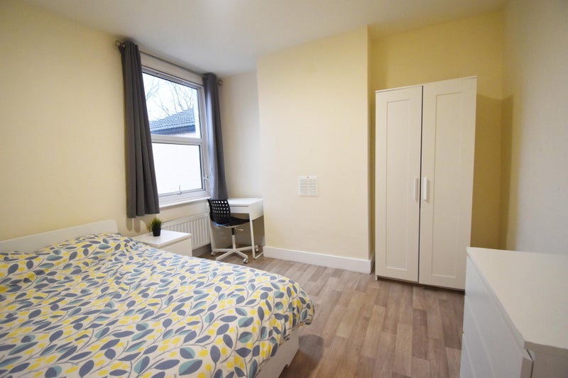 Photo 1:  Large modern bright room