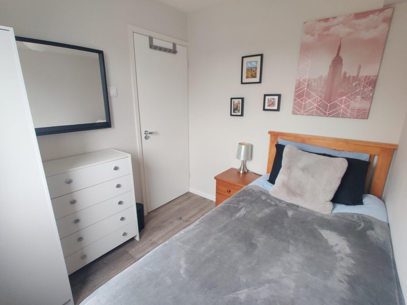 Photo 1: Single Bedroom 