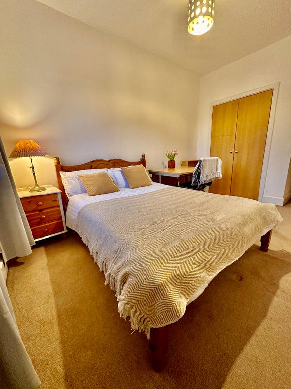 Photo 1: 2 - Double Bedroom