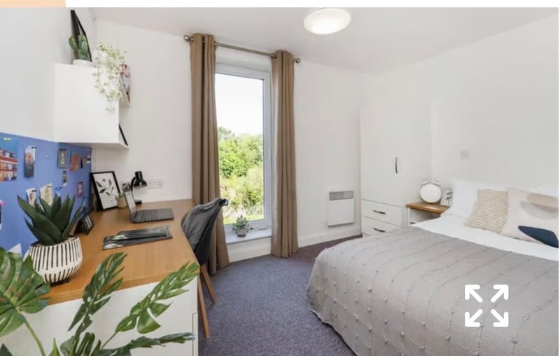 Photo 1: BEDROOM WOTH DOUBLE BED AND LOTS OF LIVING SPACE