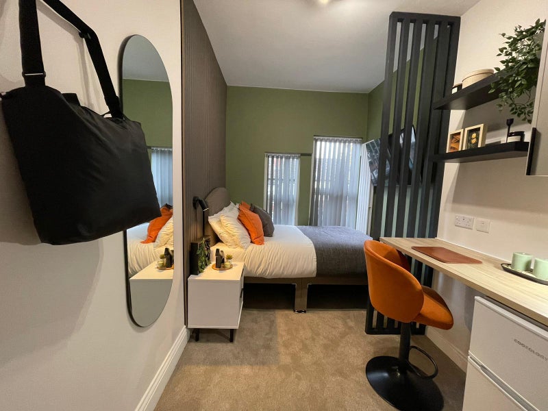 Photo 1: Stunning double bedroom