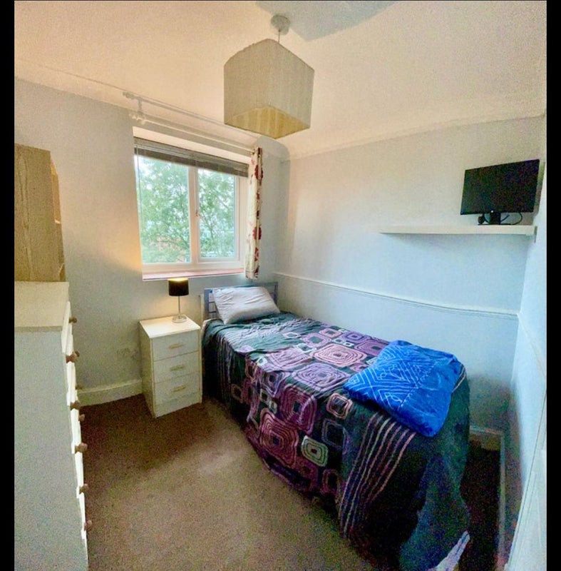 Photo 1: Single bedroom 