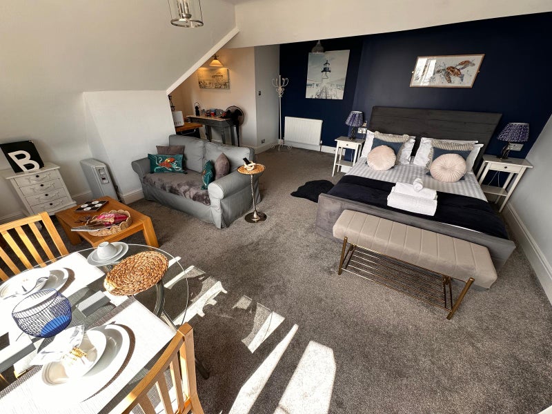 Photo 1: Lounge Area