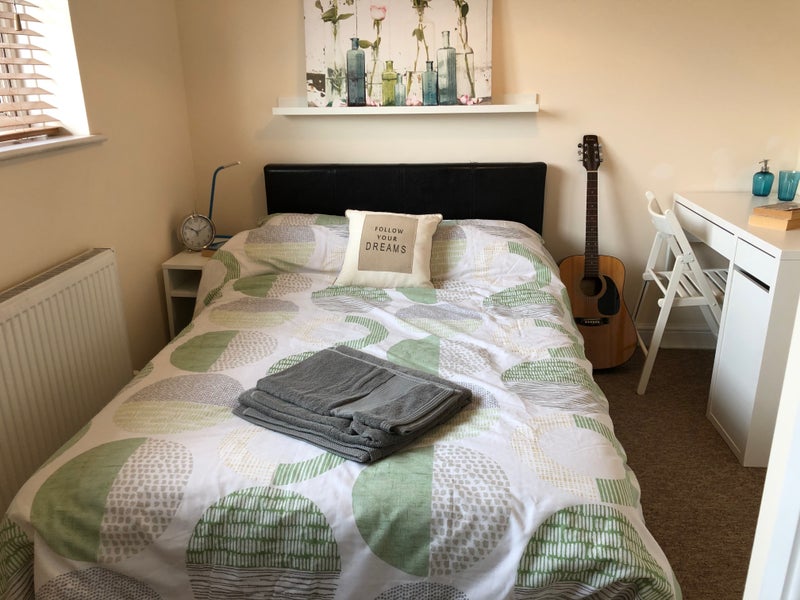 Photo 1: Beautiful, Bright Double Room