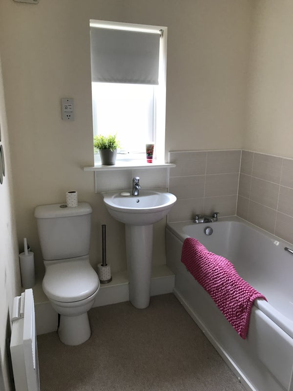 Photo 1: Main bathroom