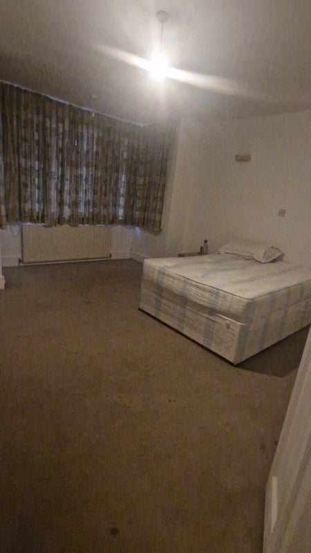 Photo 1: Super large Room good for couple too