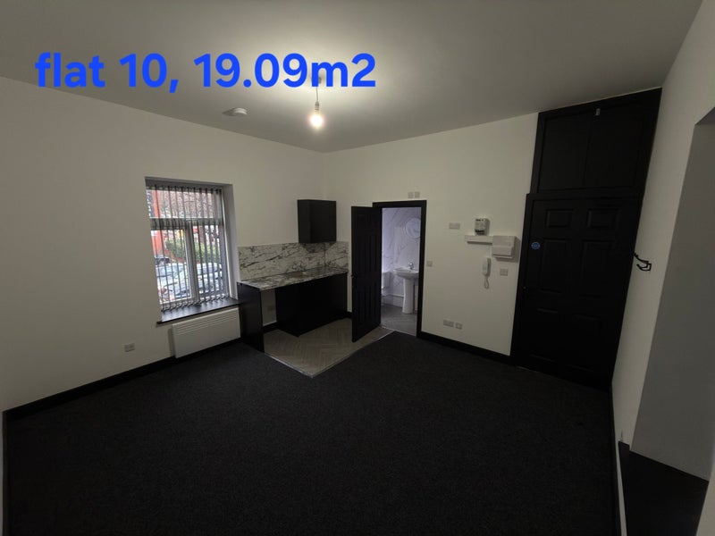 Photo 1: Large Spacious Studios with kitchenette