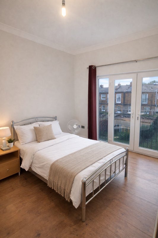 Photo 1: Large double room with south-facing balcony