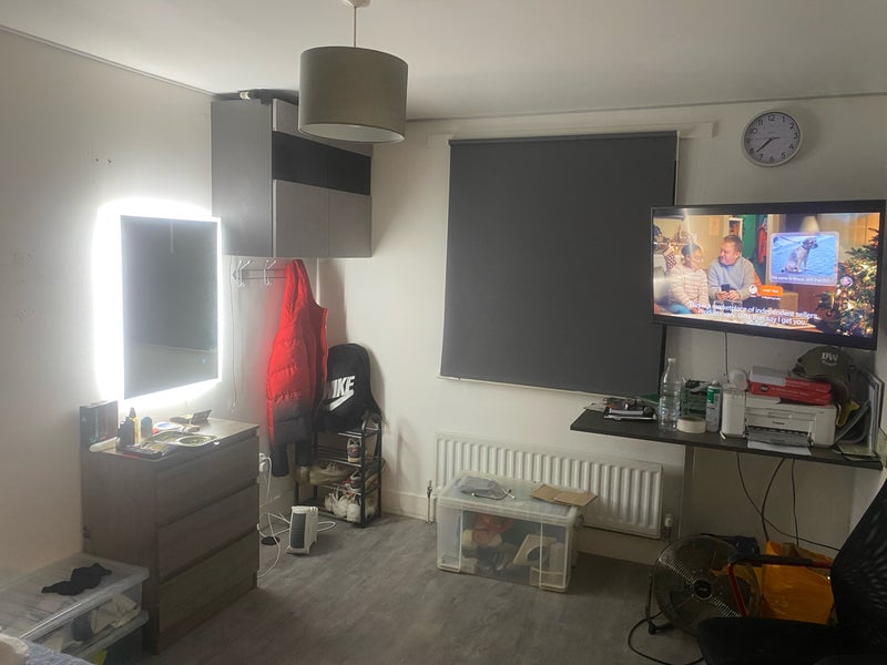 Photo 1: Modern bedroom