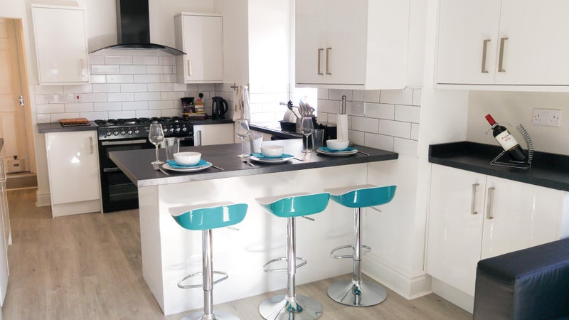 Photo 1: Fully kitted kitchen that comes with complimentary weekly cleaner