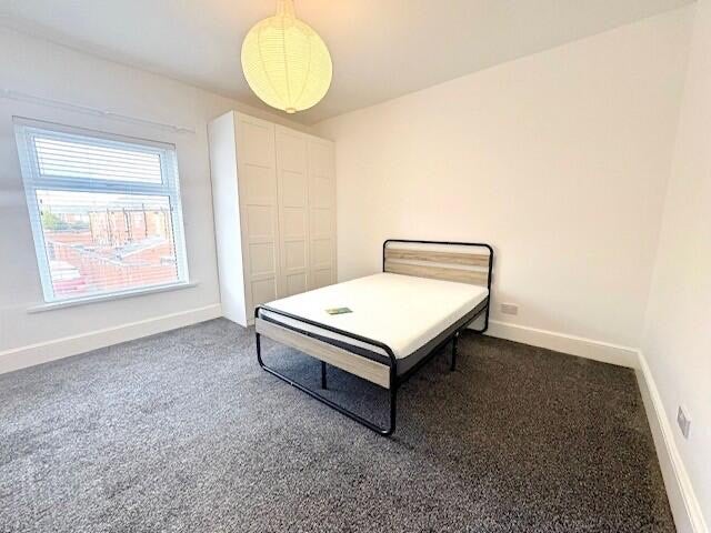 Photo 1: Double Bedroom