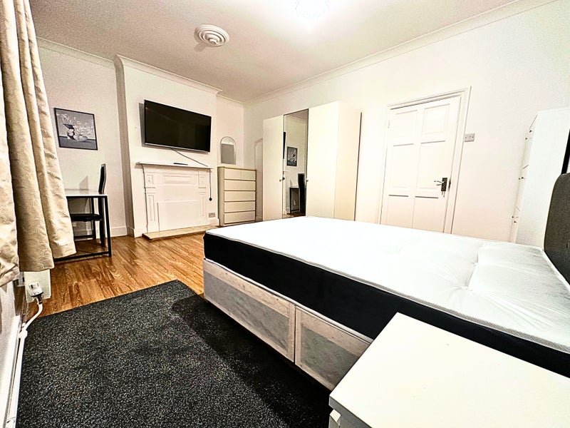 Photo 1: Room 1 - £1300 PCM