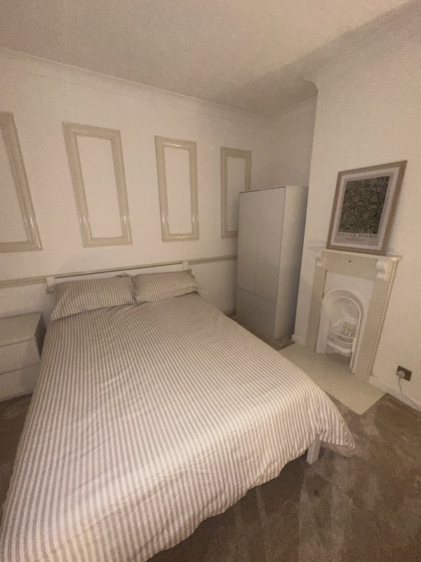 Photo 1: Room for rental