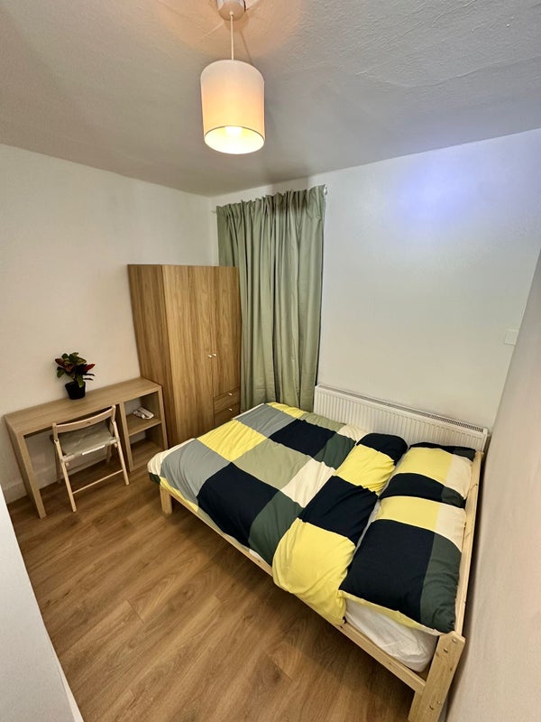 Photo 1: En-Suite Room