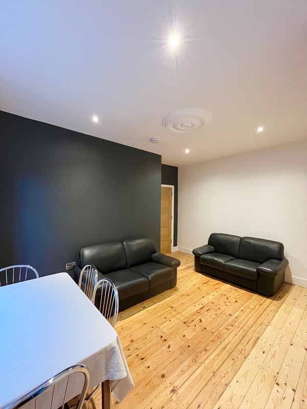 Photo 1: Living Room (View 1)