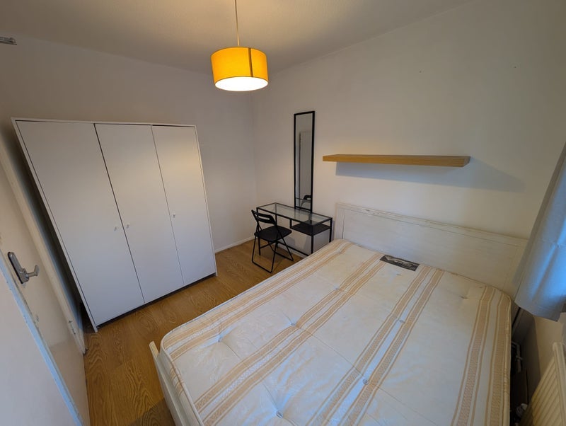 Photo 1: Room 1- £800 Available Now
