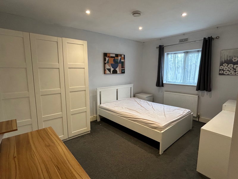Photo 1: Large Double Room £575