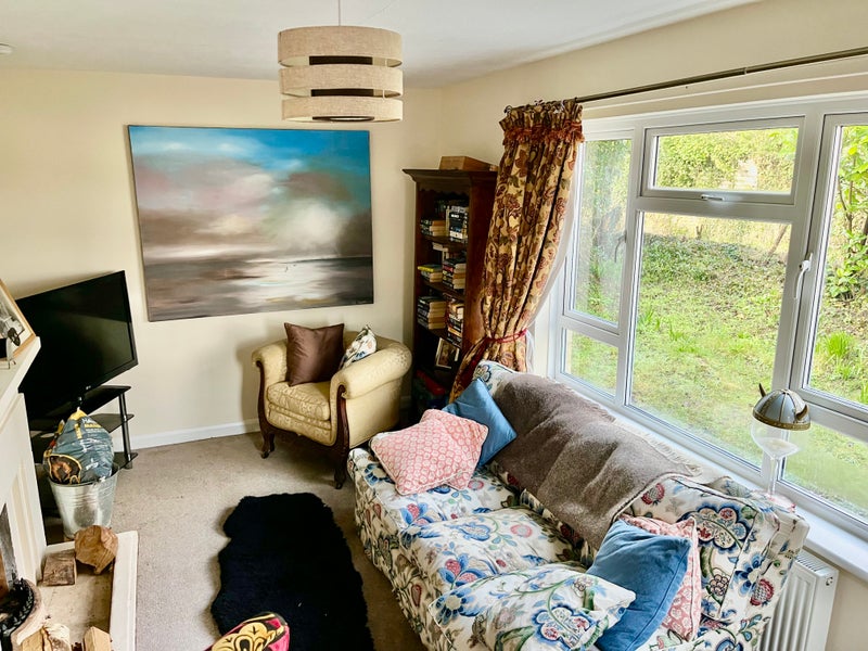 Photo 1: Living room 