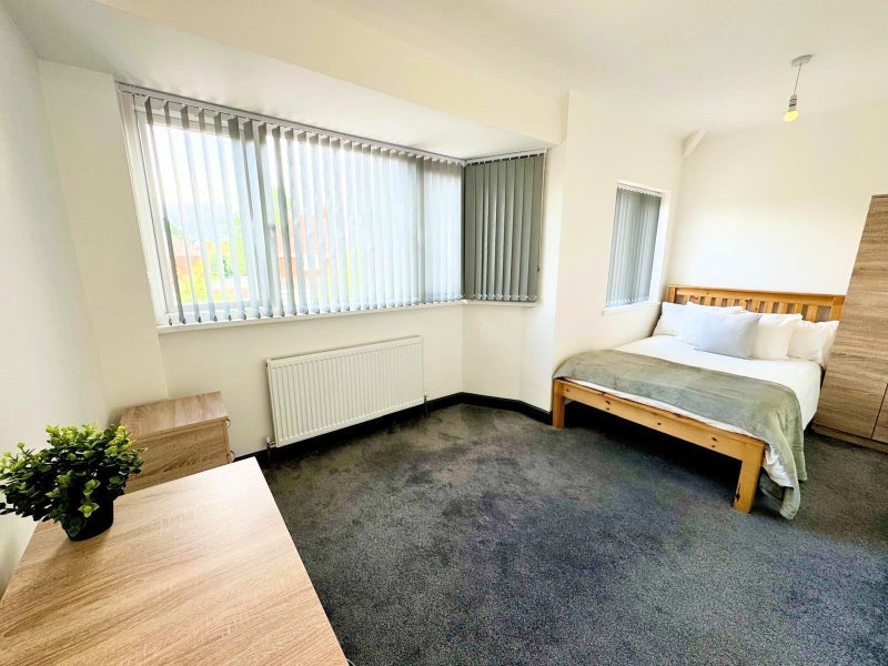 Photo 1: Room 5 En Suite