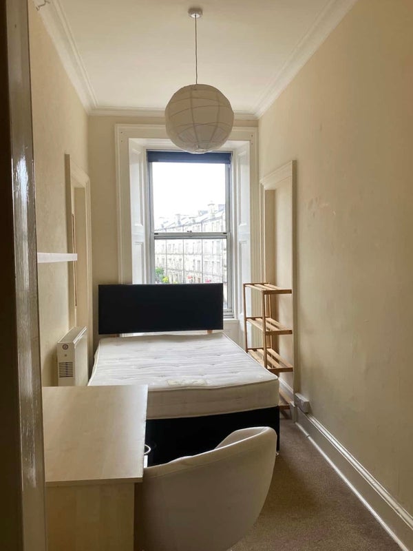 Photo 1: Double bedroom 