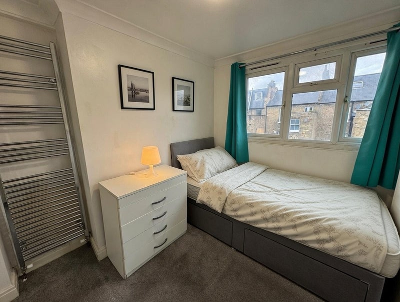 Photo 1: En suite room 