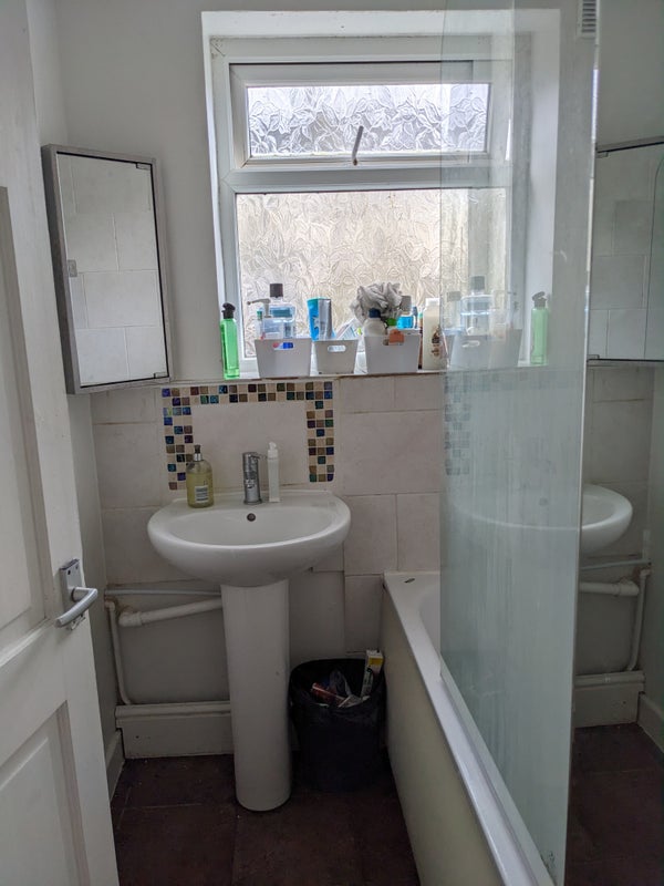 Photo 1: Shower bath sink