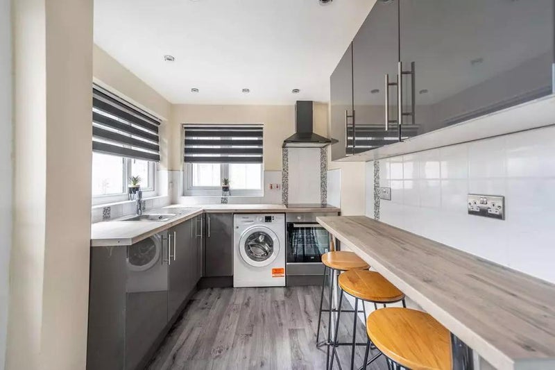 Photo 1: Kitchen/Dining Room