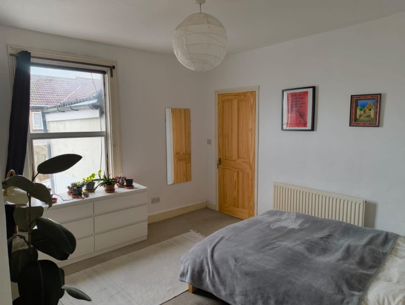 Photo 1: bedroom for rent