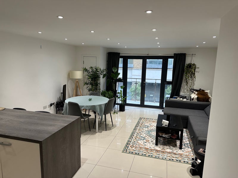 Photo 1: Living room 