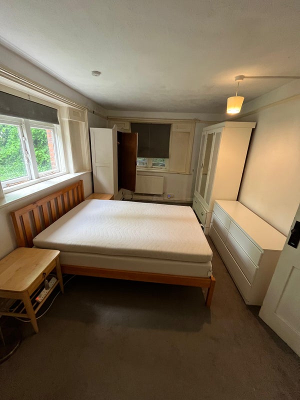 Photo 1: Room to Rent