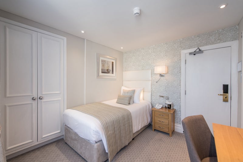 Photo 1: Furnished single bedroom