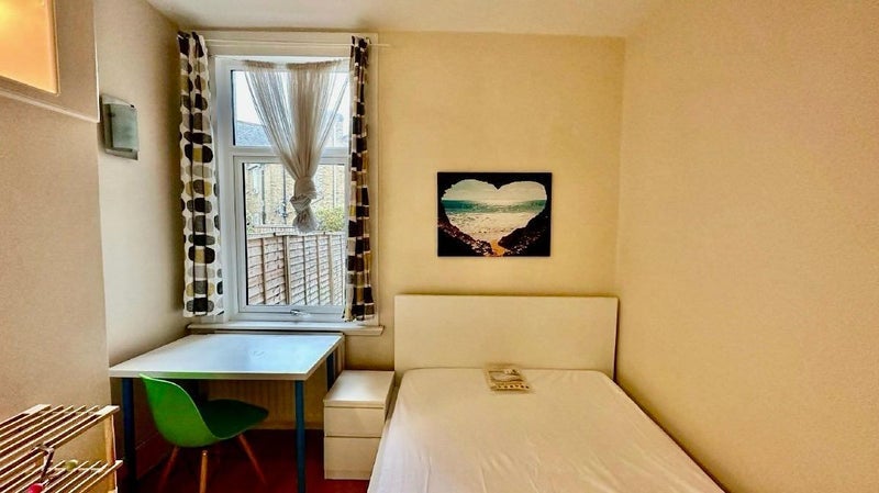 Photo 1: Ground floor, back garden view quiet room