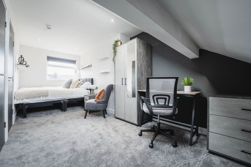 Photo 1: Room 6 - Ensuite