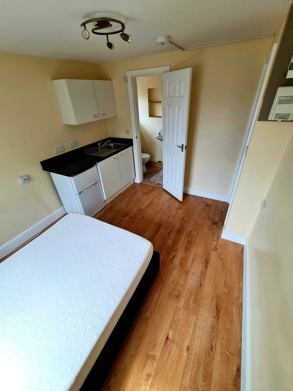 Photo 1: GF - Mini studio / En-suite Room 