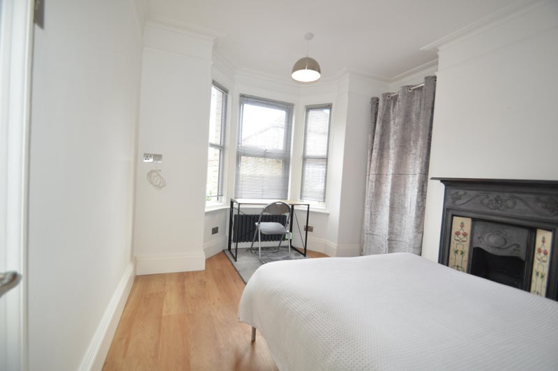 Photo 1: Beautiful Freshly Decorated Double Room