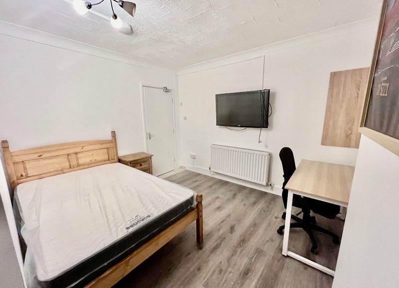 Photo 1: Room 2 - £736 