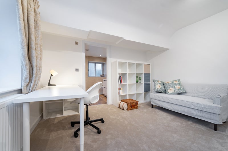 Photo 1: En-suite Double bedroom