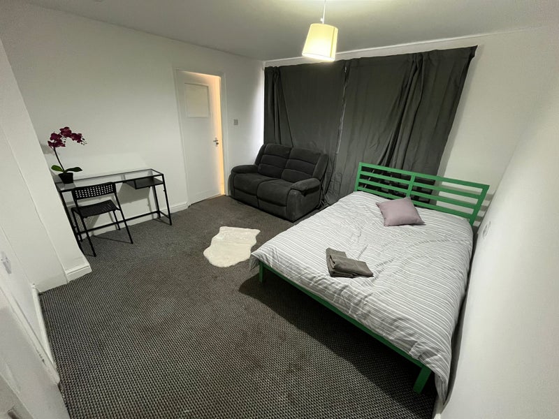 Photo 1: Room 3- £700 Available 01/03/2026