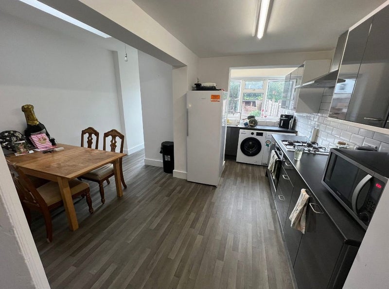 Photo 1: Kitchen/dining