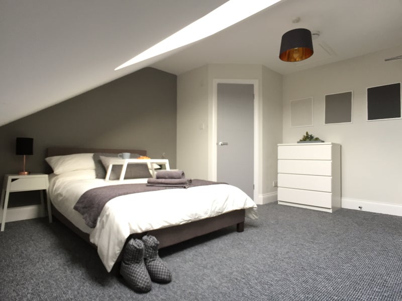 Photo 1: Bedroom of similar size and layout 