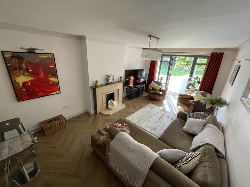 Photo 1: Living room 