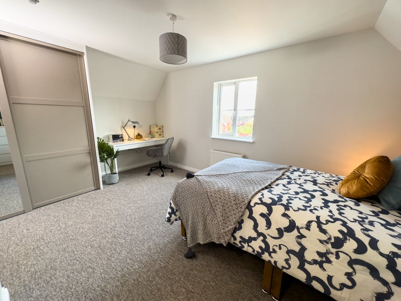 Photo 1: Large spacious room