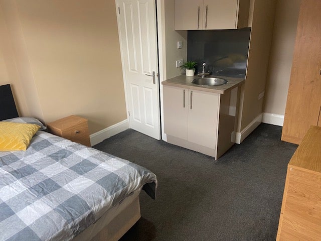 Photo 1: Double room with private en suite and kitchenette