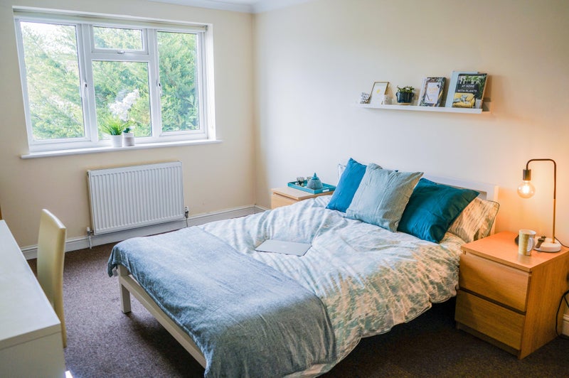 Photo 1: R2-£800 Large Double Ensuite