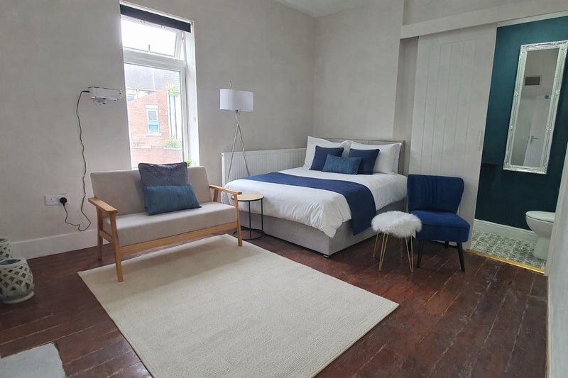 Photo 1: Room can come with a normal double bed or a loft bed. Your choice 