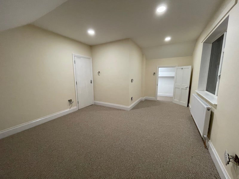 Photo 1: Room available with walk-in wardrobe