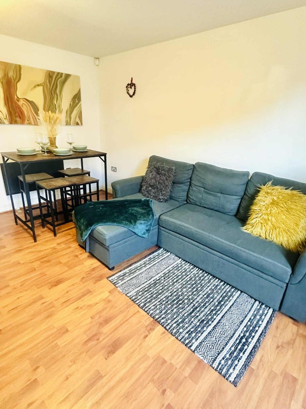 Photo 1: Living room 