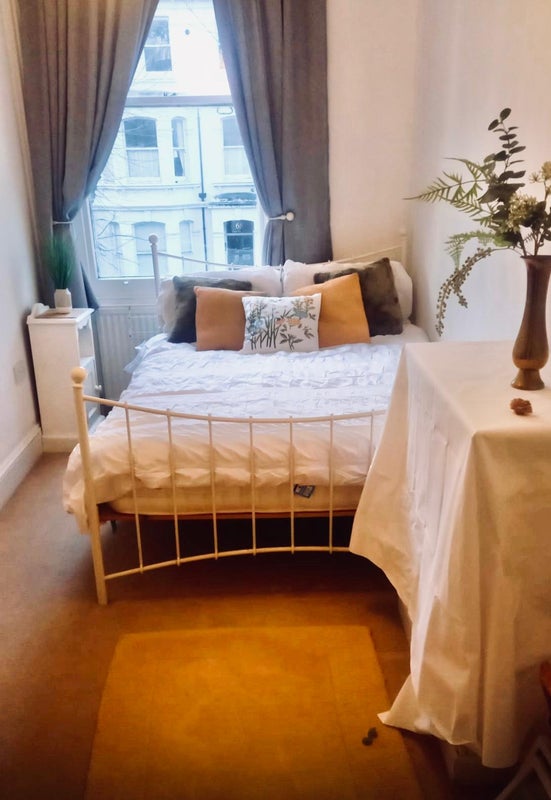 Photo 1: Double Room with Bed, Wardrobe, Chest of drawers, Desk and bedside table