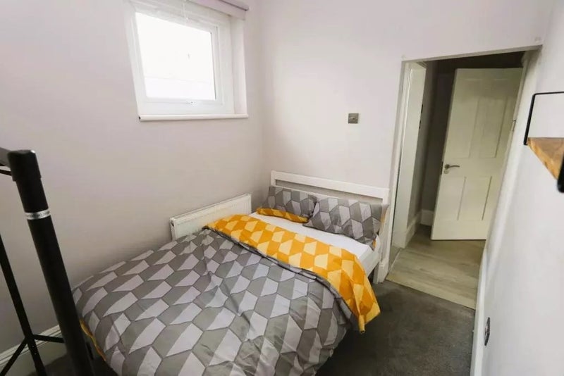 Photo 1: double bed in single room, with ensuite. rack not included