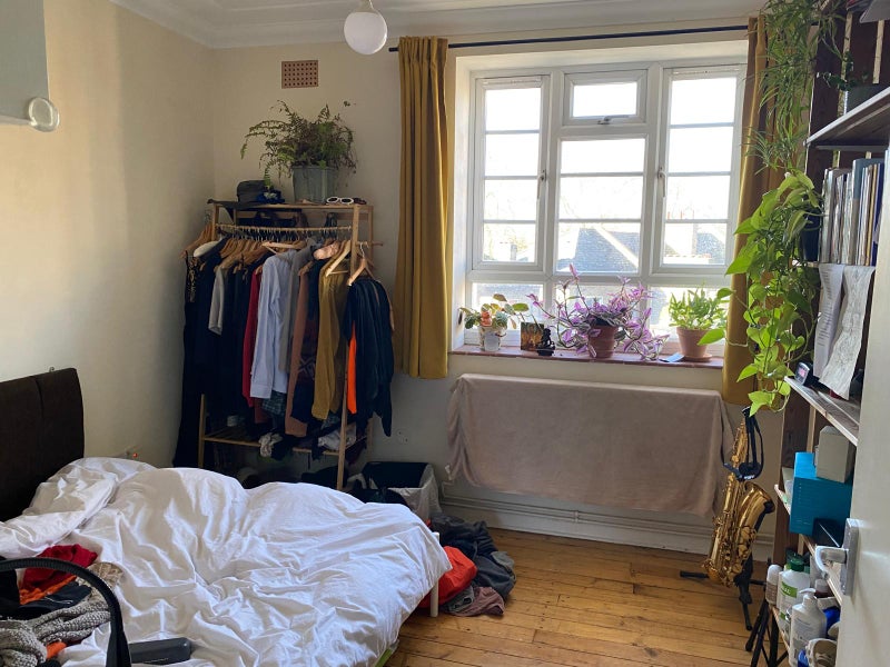 Photo 1: Bright and sunny room with hardwood floor